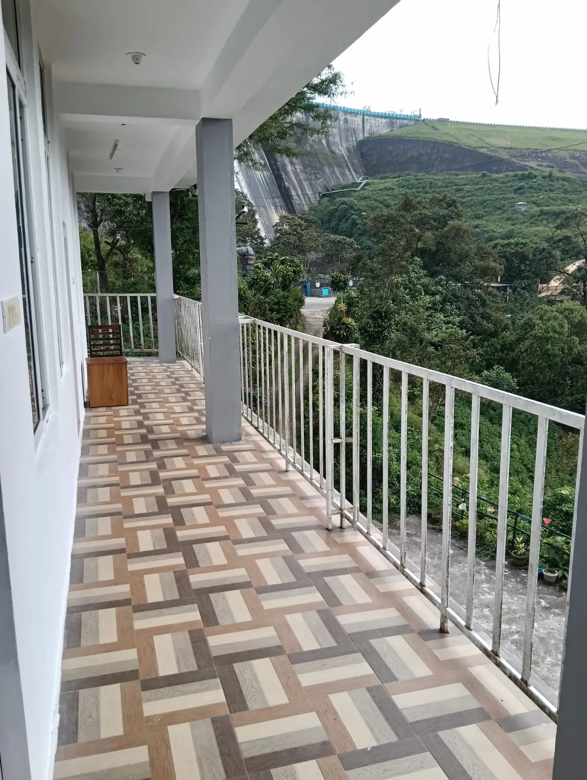 Balcony with view over Sholayar Dam